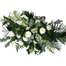 Langwerpig groepsgewijs bloemstuk wit/groen