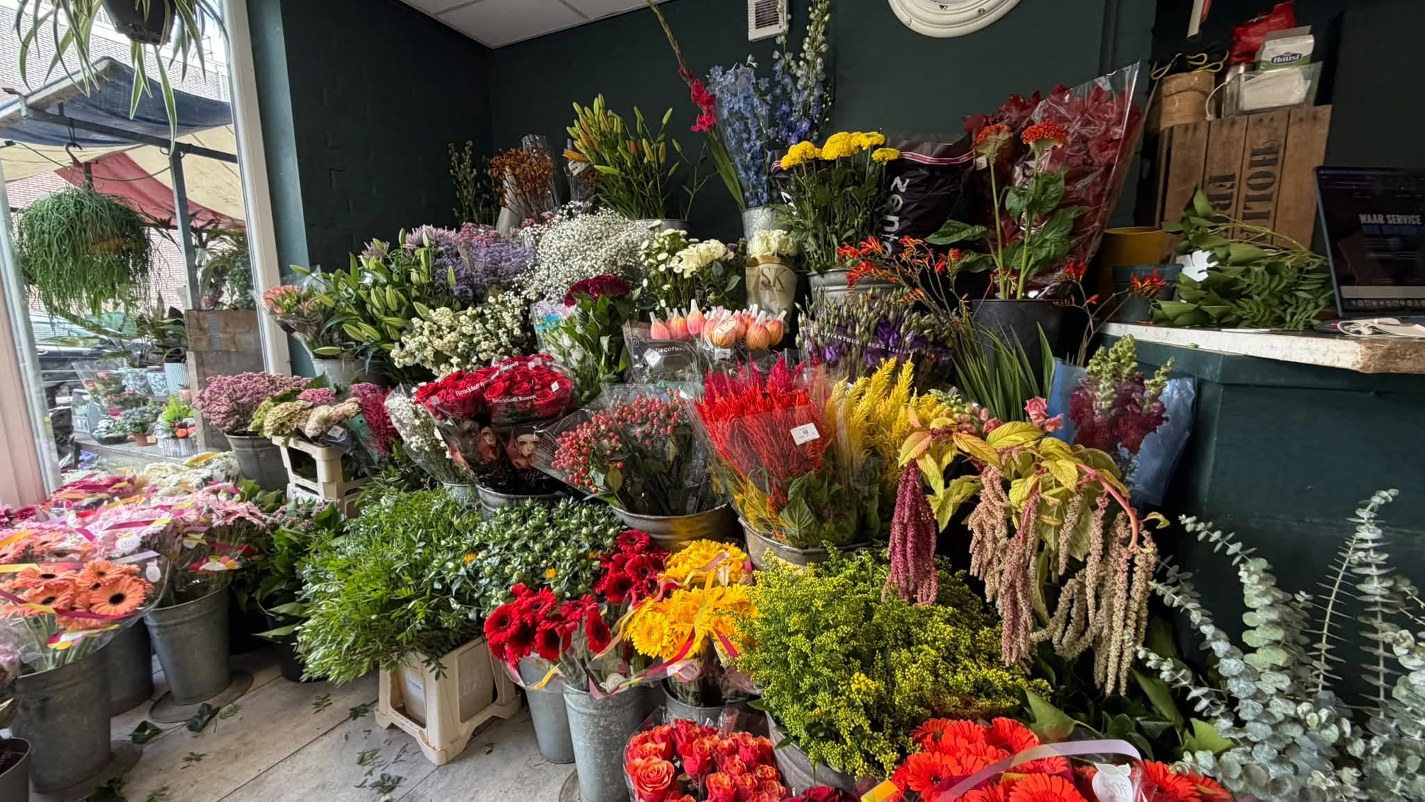 Het interieur van de bloemenkiosk